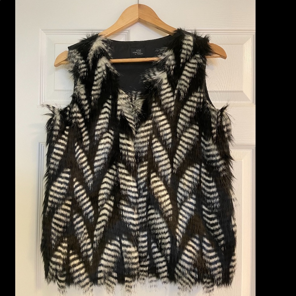 Vest with faux fur size Small new